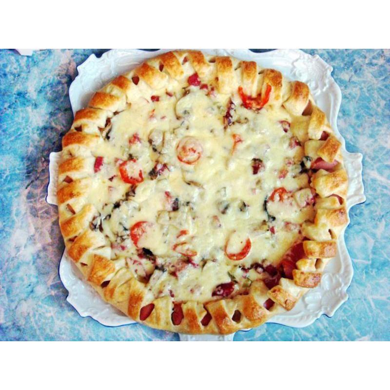 Праздничная пицца с сосисками по краям