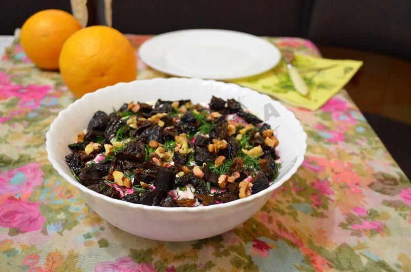 Салат с говядиной черносливом и свеклой и грецкими орехами и черносливом