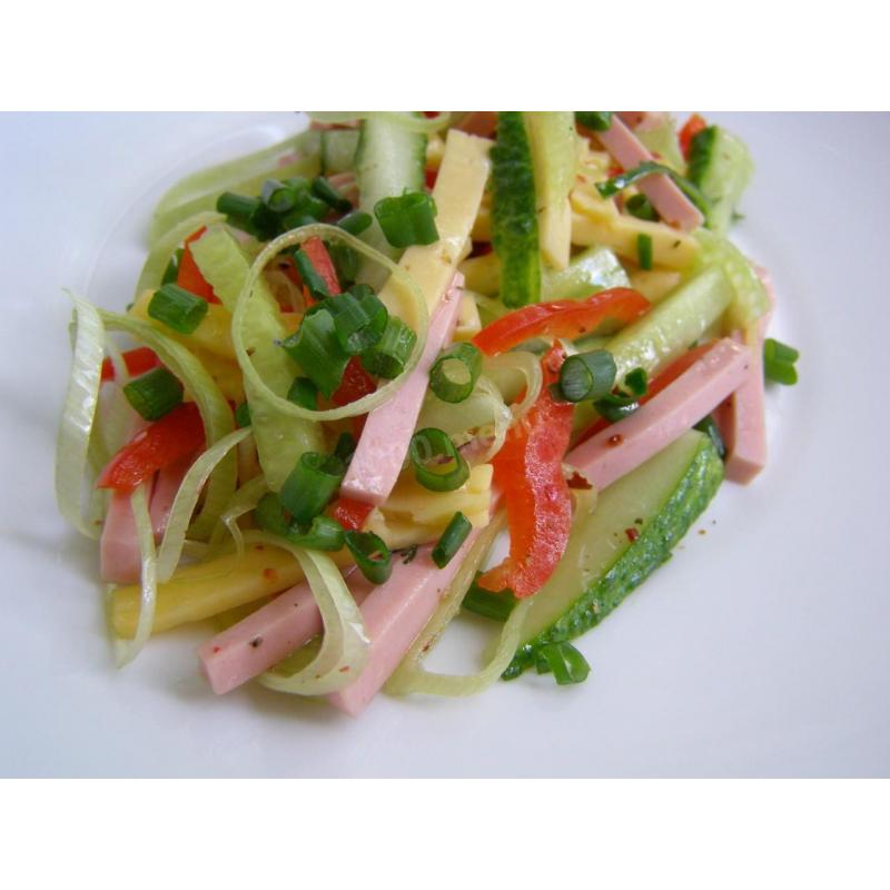 Салат с вареной колбасой, твердым сыром и свежим огурцом, фото 1