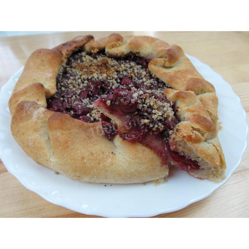 Галета с вишней и орехами
