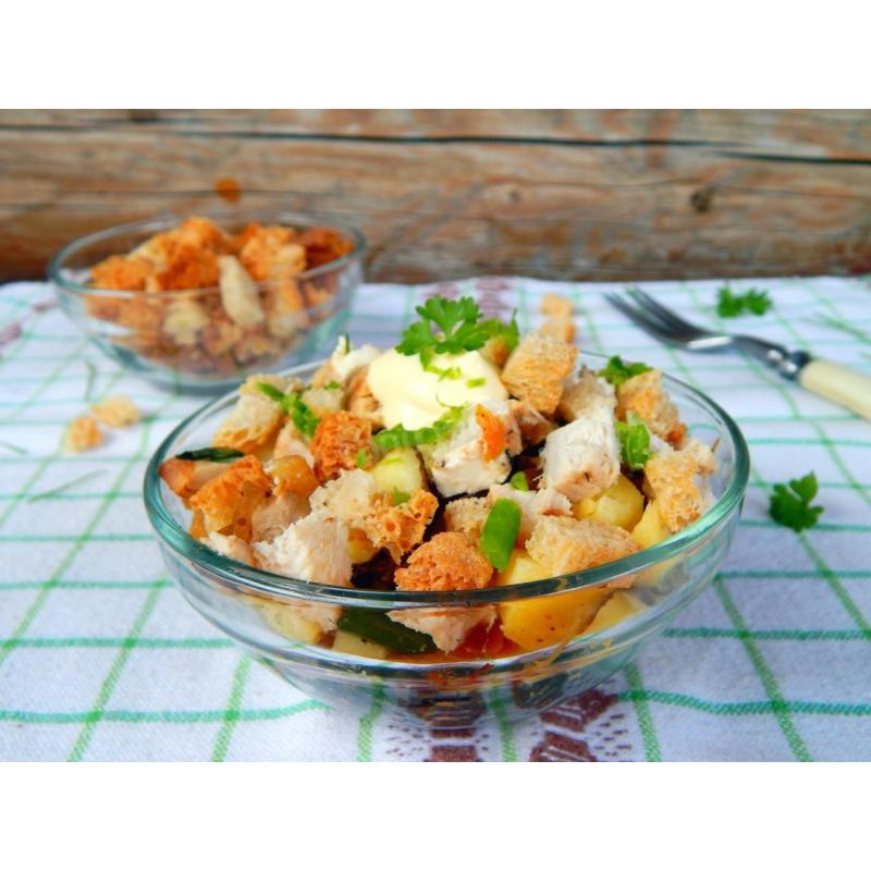 Салат с копченой курицей и сухариками
