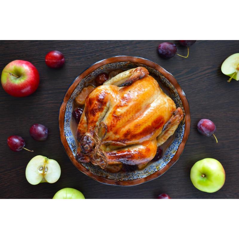 Новогодняя курица фаршированная сливами и яблоками