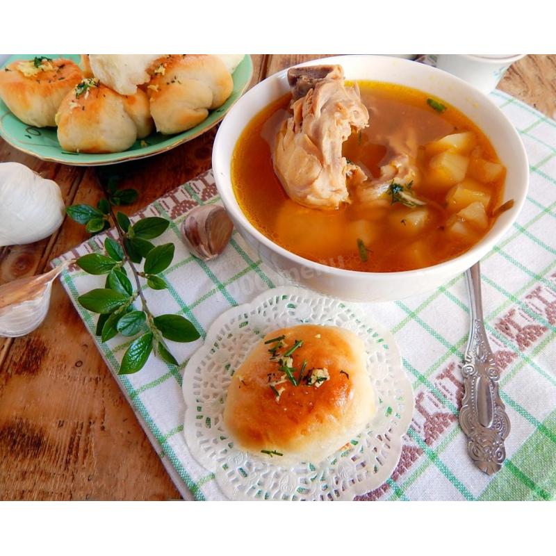Борщ с курицей с пампушками и чесноком