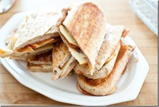 Горячий бутерброд с яблоками и сыром