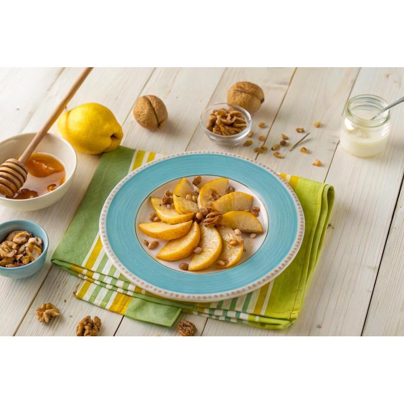 Запеченная кусочками айва с грецкими орехами горячий десерт