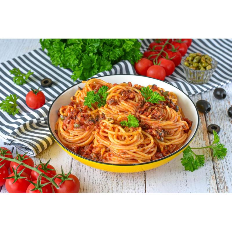 Итальянская паста Путтанеска с анчоусами и каперсами