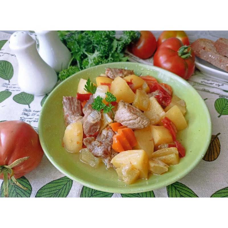 Овощное рагу со свининой в мультиварке