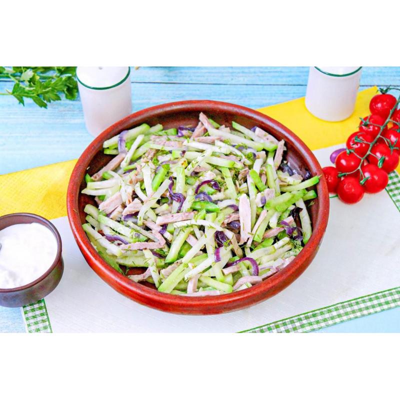 Салат с жареной редькой мясом и луком быстро и вкусно