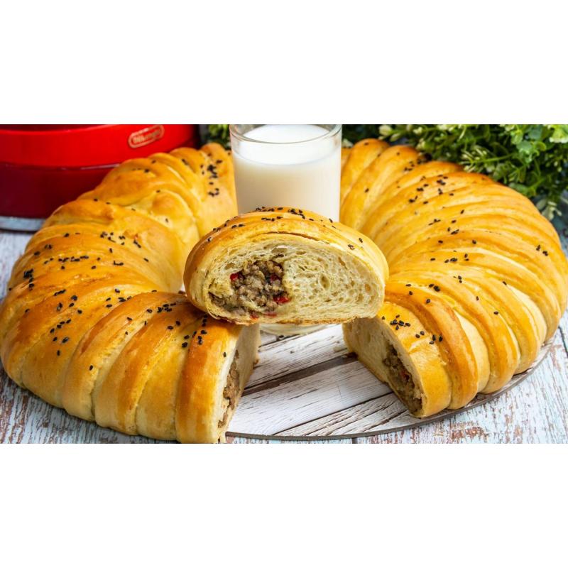Мясной пирог из сдобного дрожжевого теста
