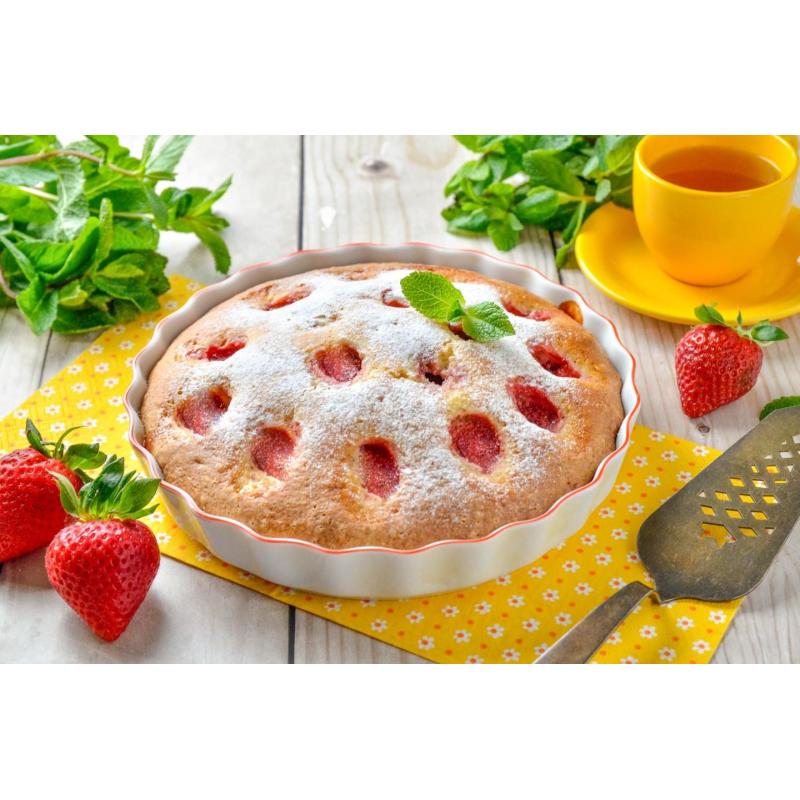 Простой пирог с клубникой