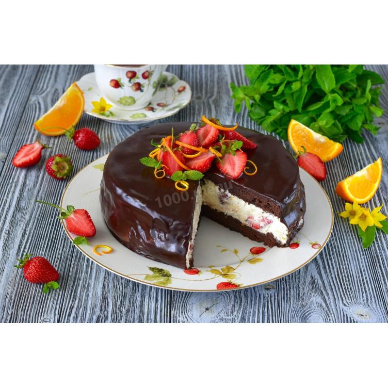Шоколадный торт с клубникой и апельсиновой цедрой