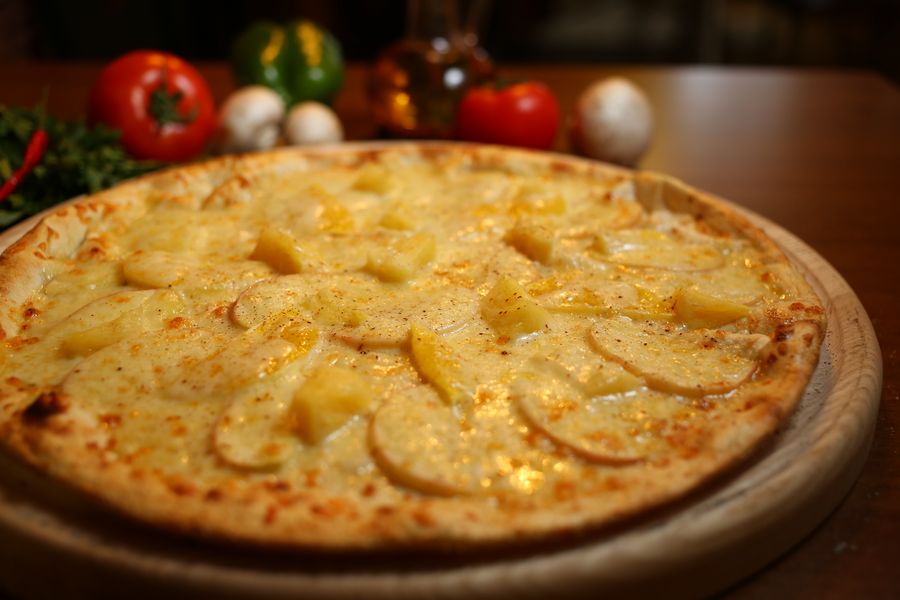 Рецепт - Пицца с персиками и базиликом