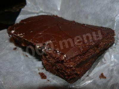 Шоколадный пирог с повидлом и орехами