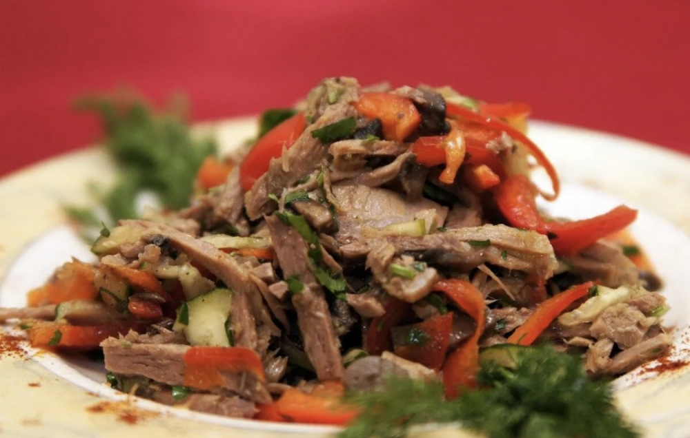 Очень вкусный салат с отварной говядиной