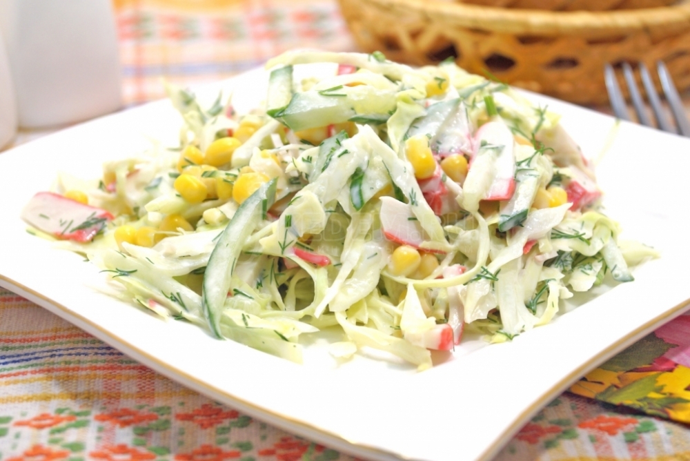 Лёгкий салат с белокочанной капустой и крабовыми палочками