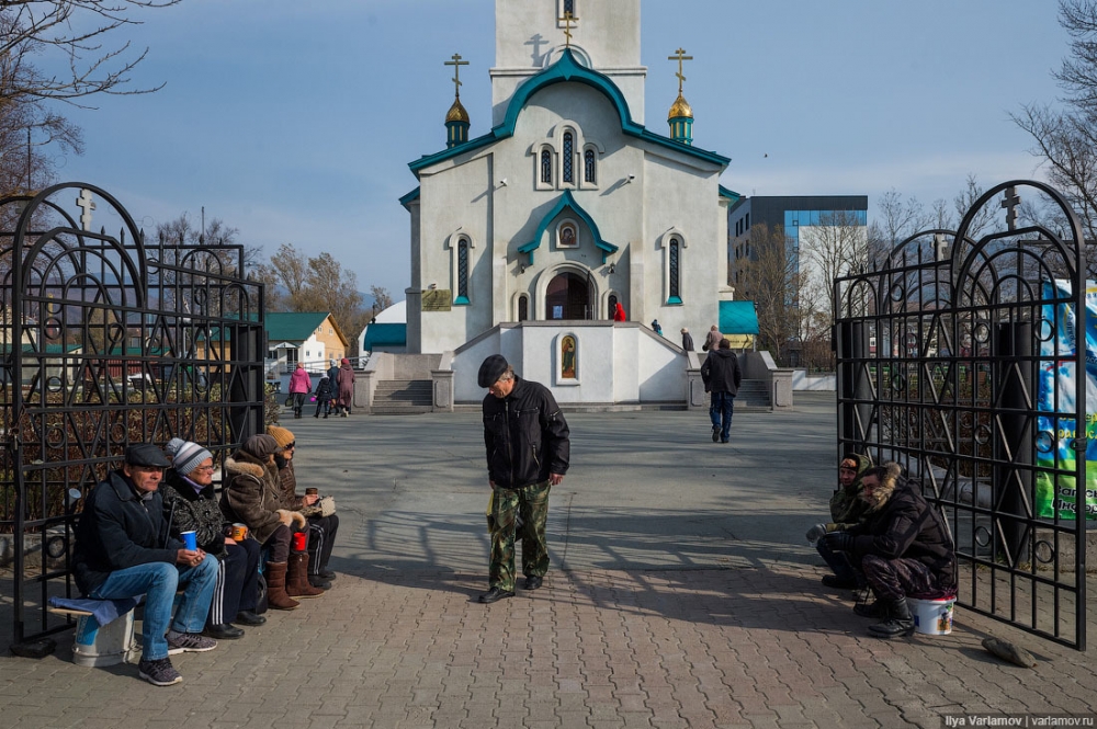 Подавать милостыню или, опустив голову, пройти мимо?