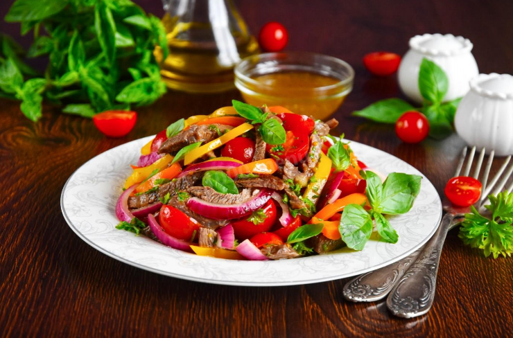 Салат с говядиной и овощами