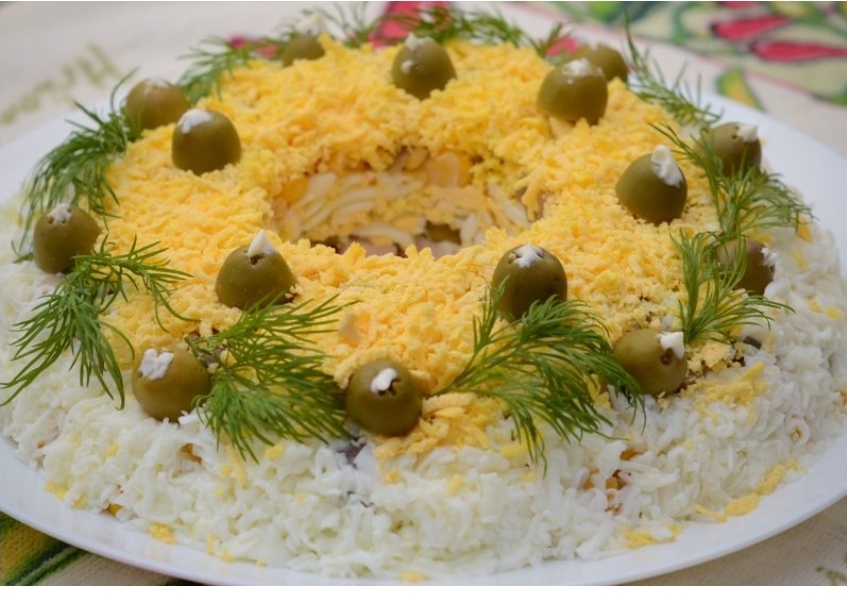 Салат с копчёной курицей и грибами