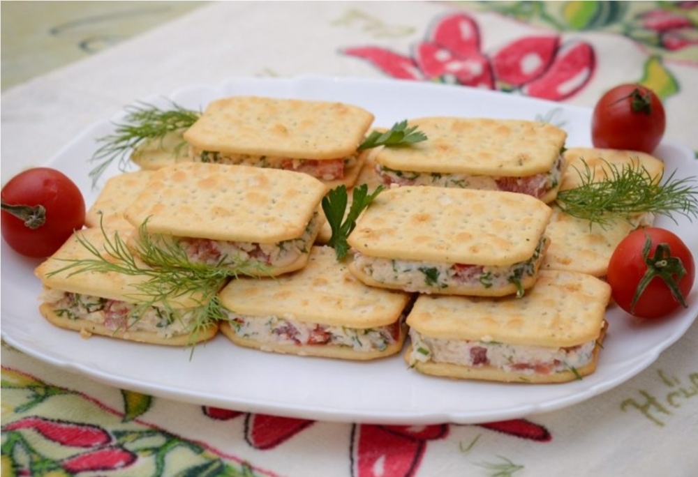 Бутерброды с творожным сыром и колбасой рецепты с фото