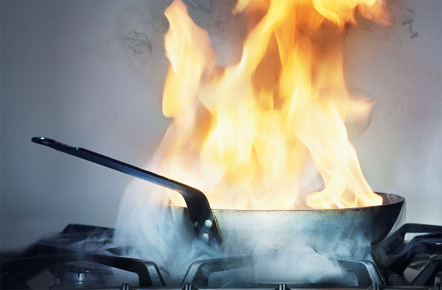 Для чего повара обжигают новые сковороды солью перед первым использованием?