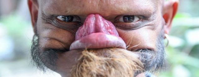 Как достать языком до носа????)))