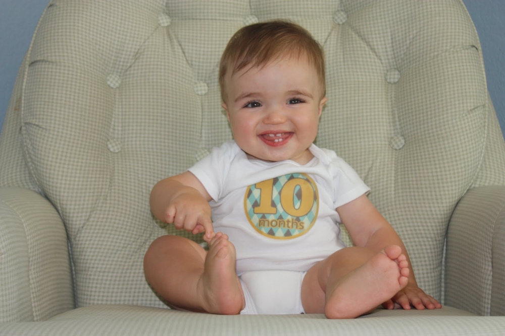 Как происходит развитие ребенка в 10 месяцев