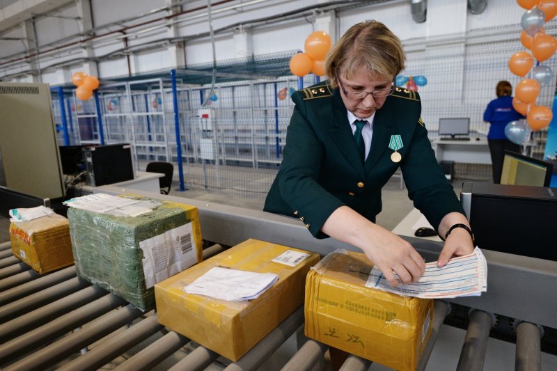 На сколько таможня может задержать товар.