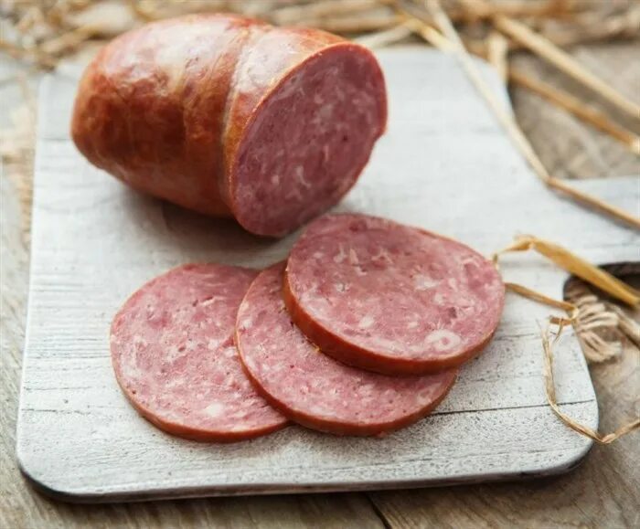 Что положить на срез колбасы, чтобы продукт долго оставался свежим?