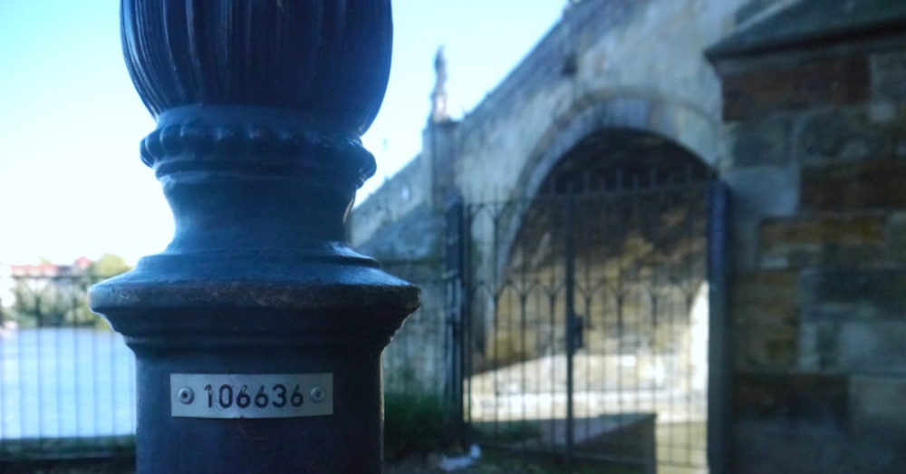 Почему в Праге каждый столб имеет свой номер?