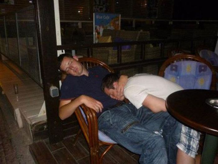 Две пьяные спят. Пьяные люди в баре.