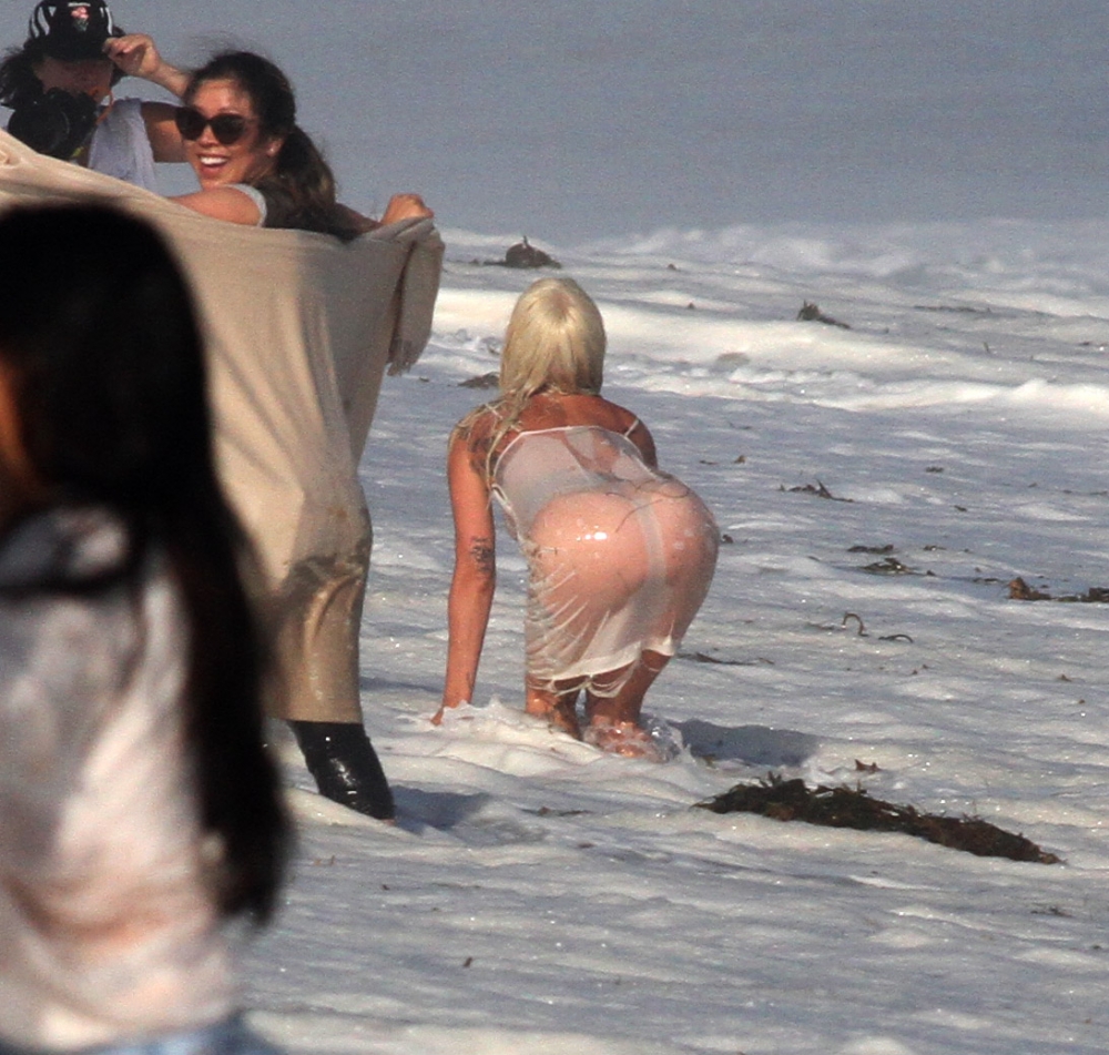 Леди Гага на пляже 2020