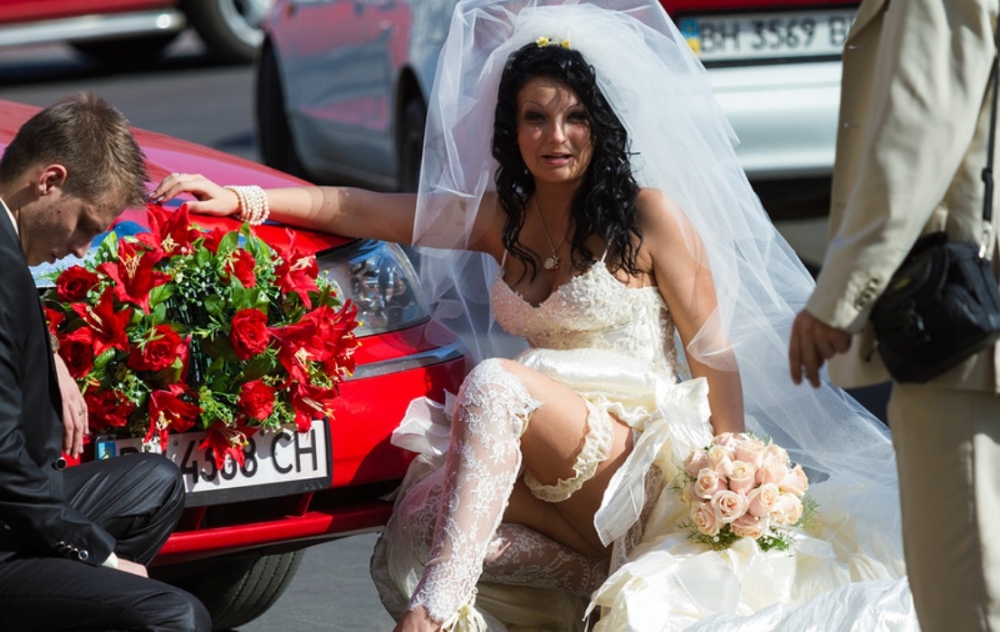 Невеста пока муж. Смешные моменты на свадьбах. Свадьба моменты. Смешные моменты на авто свадьбы. Под платьем у невесты ничего.