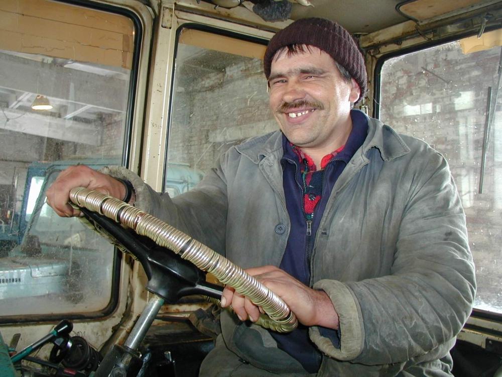 Прокати нас Петруша на тракторе, до околицы нас прокати.