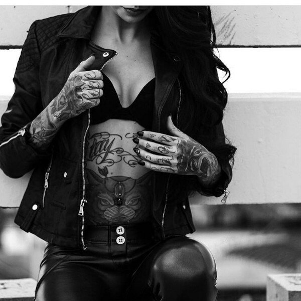 Чёрно-белые фото девушек с тату, фото 22 Чёрно-белые фото девушек с тату, фото 22
