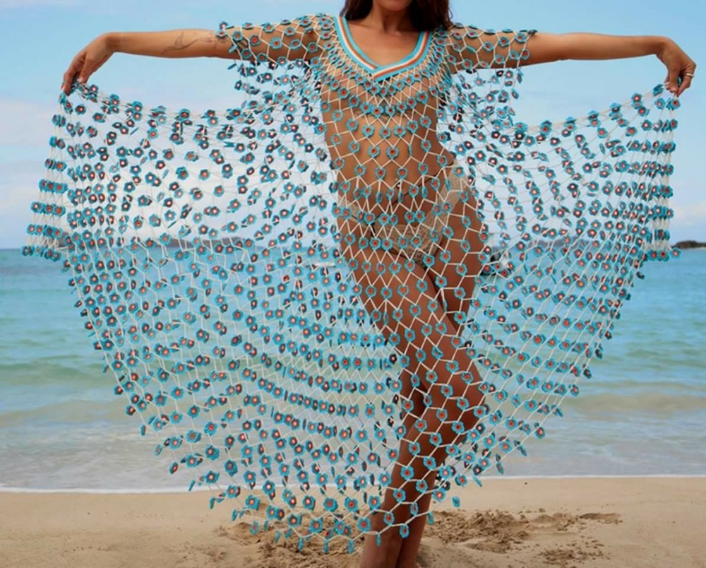 Девушки в пляжных туниках, связанных крючком - самые модные модели купального сезона
