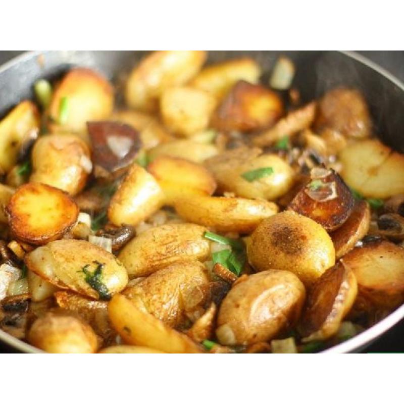 Пожарить шампиньоны с луком рецепт. Картошка с грибами. Картофель жареный с грибами. Жареная картошка с грибочками. Картофель жареный с шампиньонами.