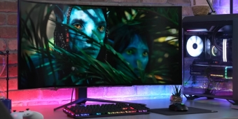 Плоский или изогнутый: Битва дисплеев за твой комфорт! 🖥️⚔️