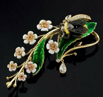 Драгоценные украшения в виде цветов.