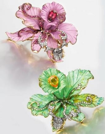 Драгоценные украшения в виде цветов.