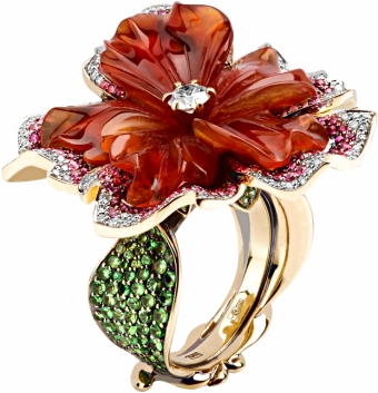 Драгоценные украшения в виде цветов.