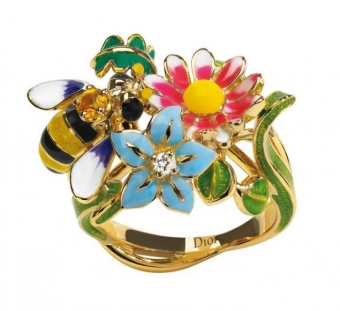 Драгоценные украшения в виде цветов.