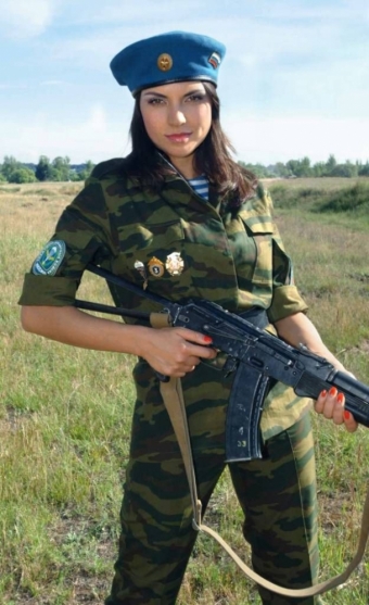 Красивые женские формы. В солидной воинской форме