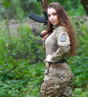 Красивые женские формы. В солидной воинской форме