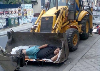Прокати нас Петруша на тракторе, до околицы нас прокати.