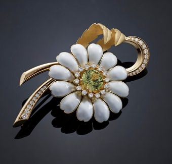 Драгоценные украшения в виде цветов.