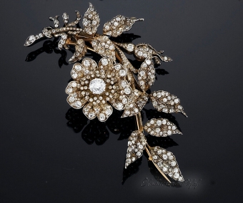 Драгоценные украшения в виде цветов.