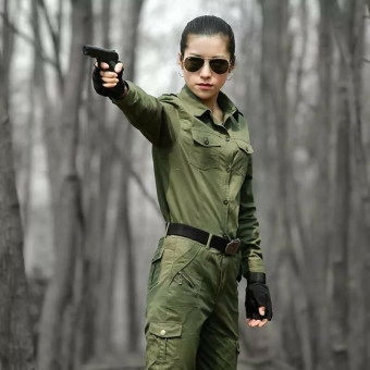 Красивые женские формы. В солидной воинской форме