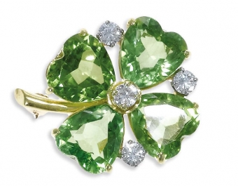 Драгоценные украшения в виде цветов.