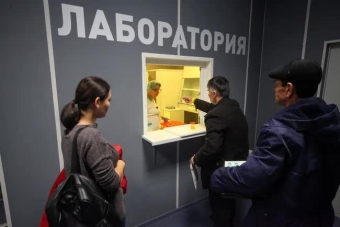 MeduzaCare история мигрантов с ВИЧ — они не имеют права легально жить в России только из-за своего статуса.