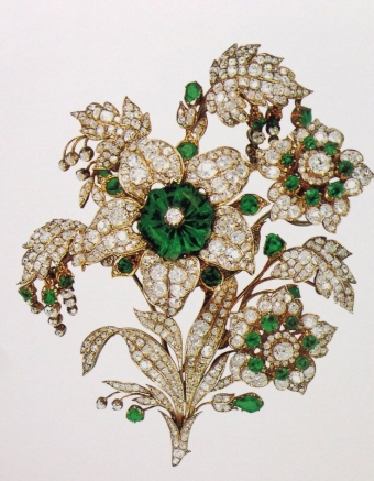 Драгоценные украшения в виде цветов.